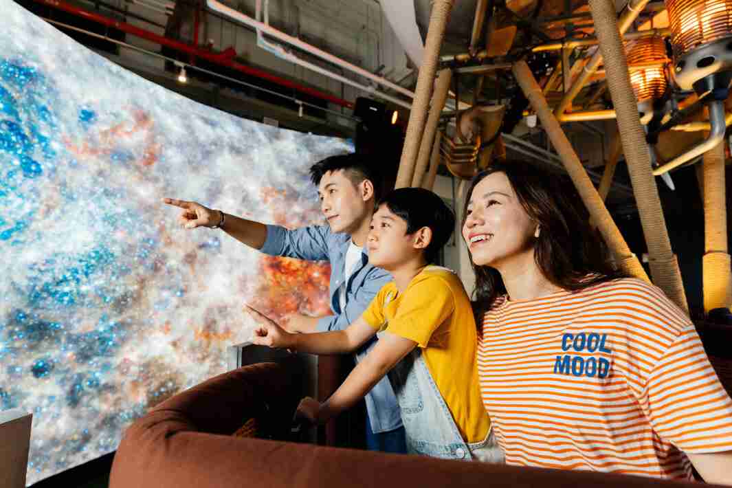 Wepay打造全台最大宽6公尺、、、、高4公尺、、、唯一搭载LED弧形拼接显示屏的动感飞行船，，让乘客驻足在热气球上，，享受身历其境的伪出国旅游乐趣