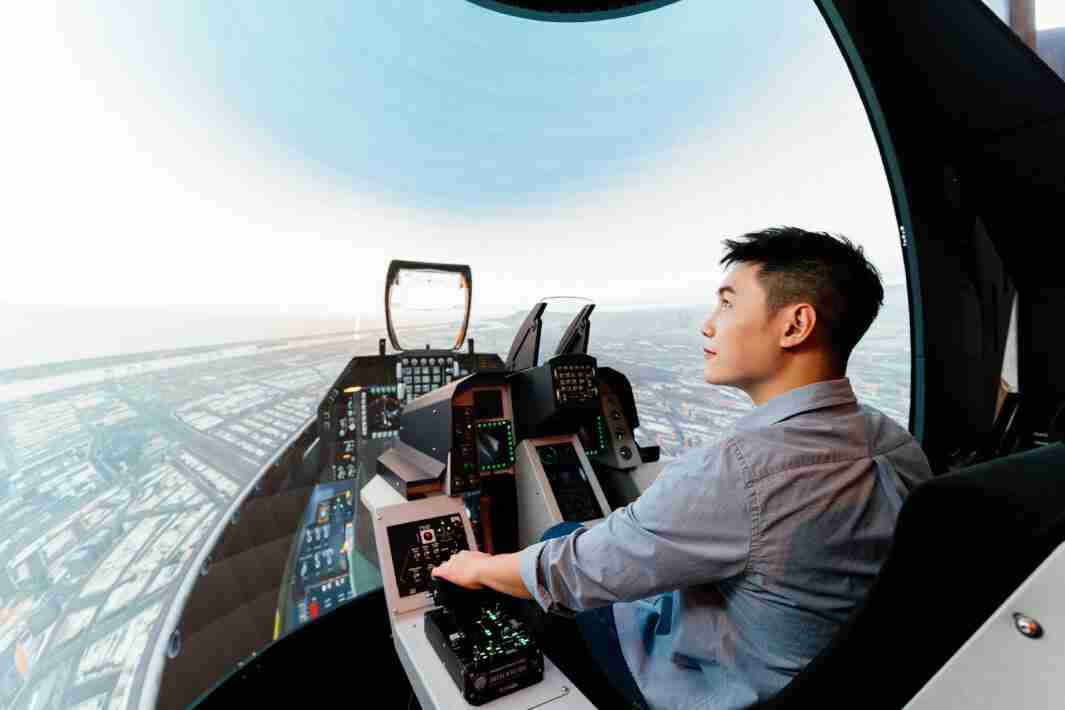 Wepay以P1.25小间距打造球形LED模拟舱，，，，搭配智崴的精密六轴动态座椅，，，，结合Wepay专业影像调校技术，，，呈现拟真模拟飞行场景