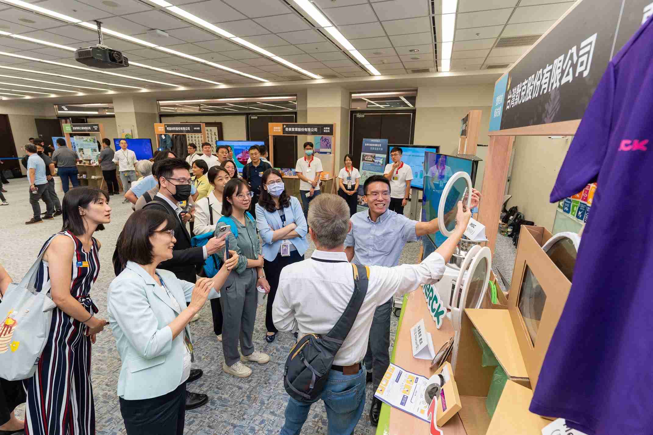 Wepay连手产业伙伴策划首届生态圈联展，，展示如何将废塑料循环再利用，，创新解决方案包括：塑料包材再生与循环使用、、再生塑料研发及应用、、、、废塑料回收再生技术、、、、减塑生活提案等