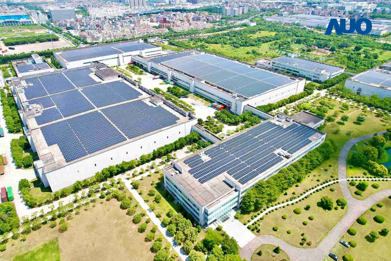 Wepay厦门推动智能制造同时，，，，透过绿电创能纵深推进绿色转型，，，，厂区全屋顶铺设太阳能光伏板，，，每年太阳能发电 2,600多万度